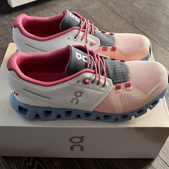 BNIB OnCloud Swift 5 Women's 7 ON running shoes - Picture 1 of 3